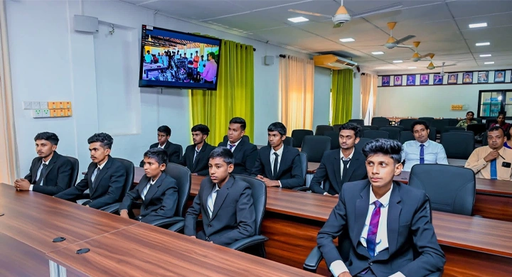 The certificate awarding ceremony for the Hybrid and EFI Vehicle Technology training courses, organized by the Southern Provincial Industrial Development Authority, was held on a grand scale.